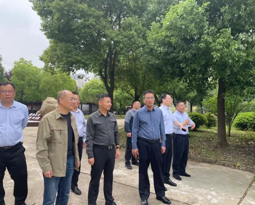 在参观六尺巷文化墙,六尺巷调解室过程中,张诚向来访人员介绍了将