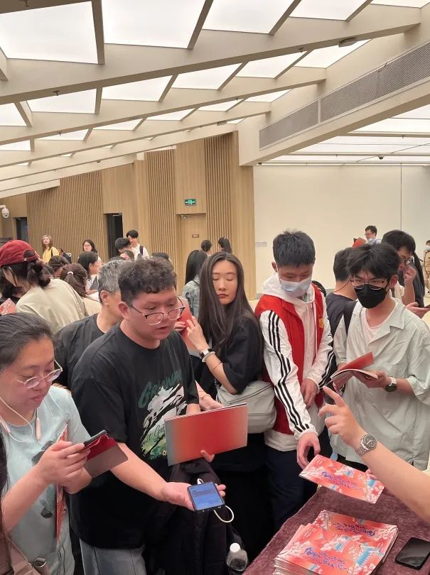 晚会分为四个篇章,以音乐,多媒体等多元形式贯穿始终.