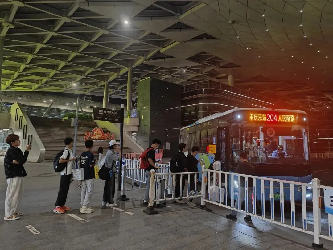 五一假期,为做好交通枢纽出行保障,市公汽公司针对肇庆东站高铁增加