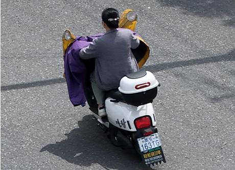 曝光台 i 骑车不戴头盔,安全定然吃亏!