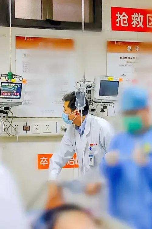 "当他听到同济医院正在招护士的消息,立即带着简历,直奔医院.