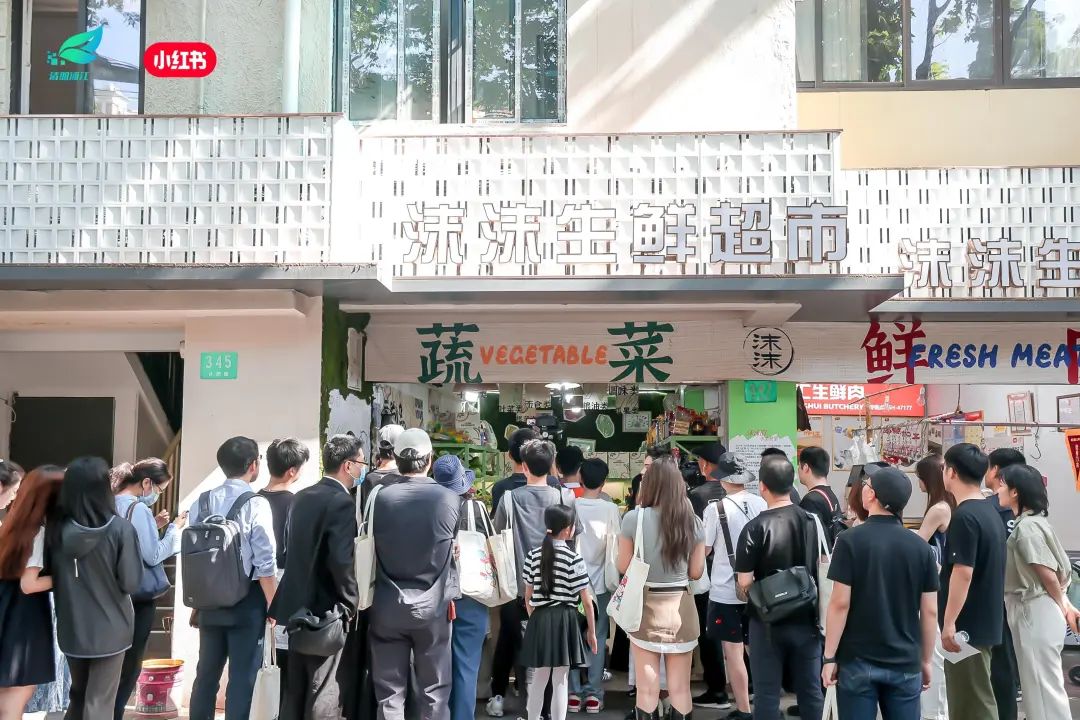 但依然面临着老旧,拥挤,杂乱等问题,超市老板娘在小红书上求助要求爆