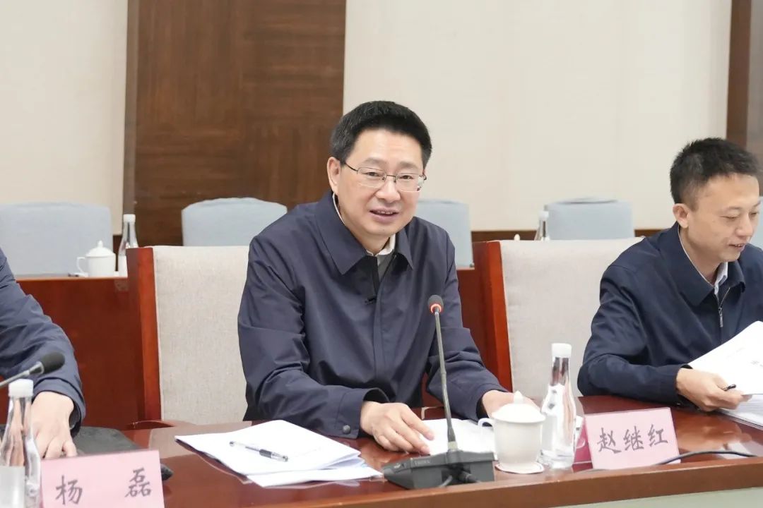 贵州省委组织部副部长赵继红讲话座谈会上,赵继红代表省组对梅兵一行