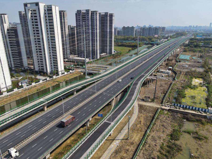 姑苏区交界处的桐泾路北延工程项目起于西塘河南岸,向南以隧道形式下