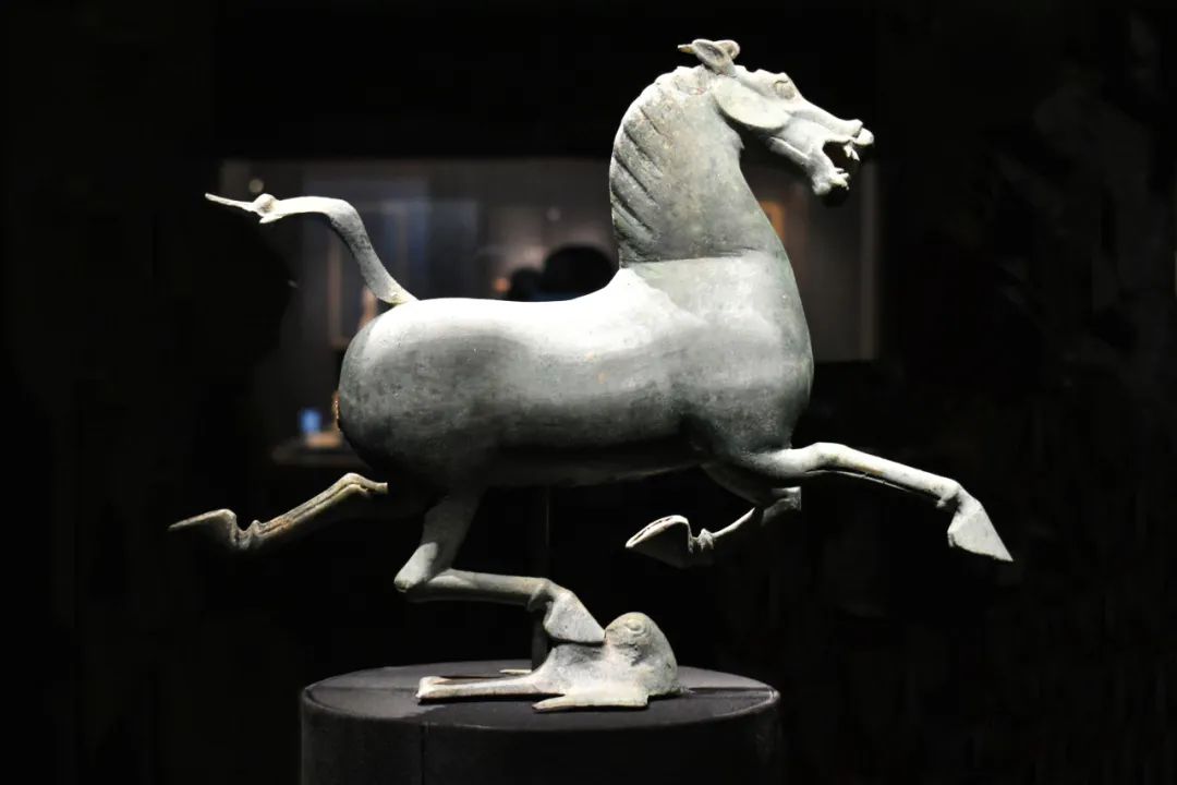 是东汉青铜艺术的巅峰之作又称"马踏飞燕""马超龙雀"铜奔马出土于甘肃