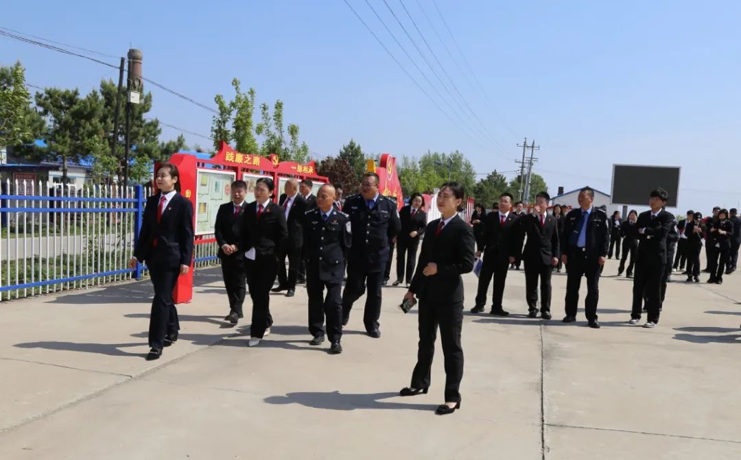 【党纪学习教育】青冈法院组织干警参观青冈县"清廉农村文化广场"