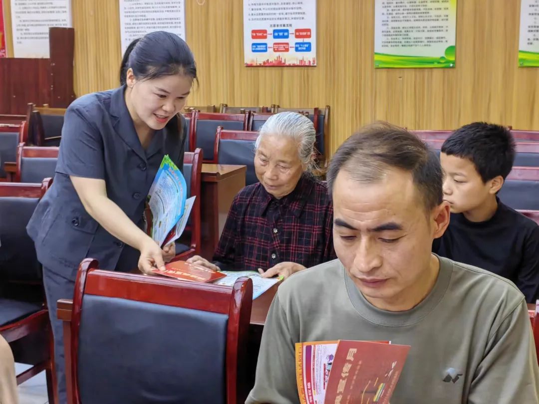 情系留守 法护童心——铜仁中院与万山法院联合开展"六一走进留守儿童