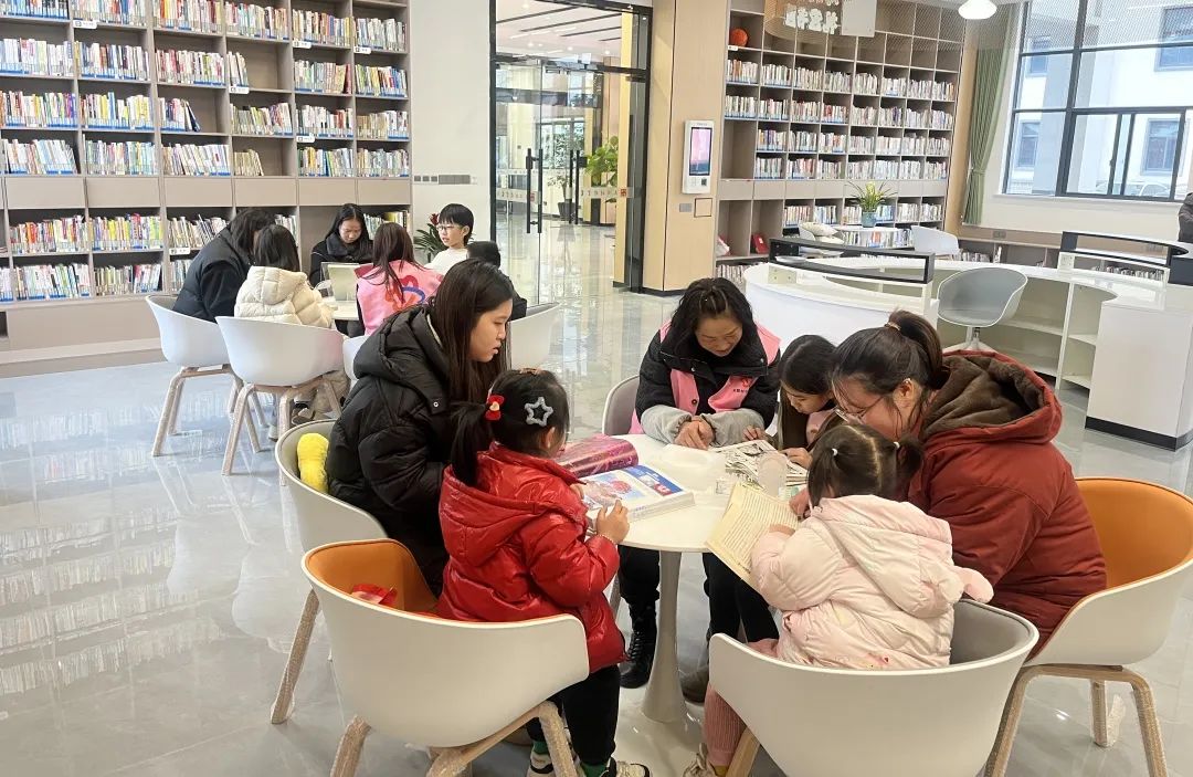 邀请天凝小学的小朋友们走出课堂,走进蒋村村春田花花营地,开启了一场