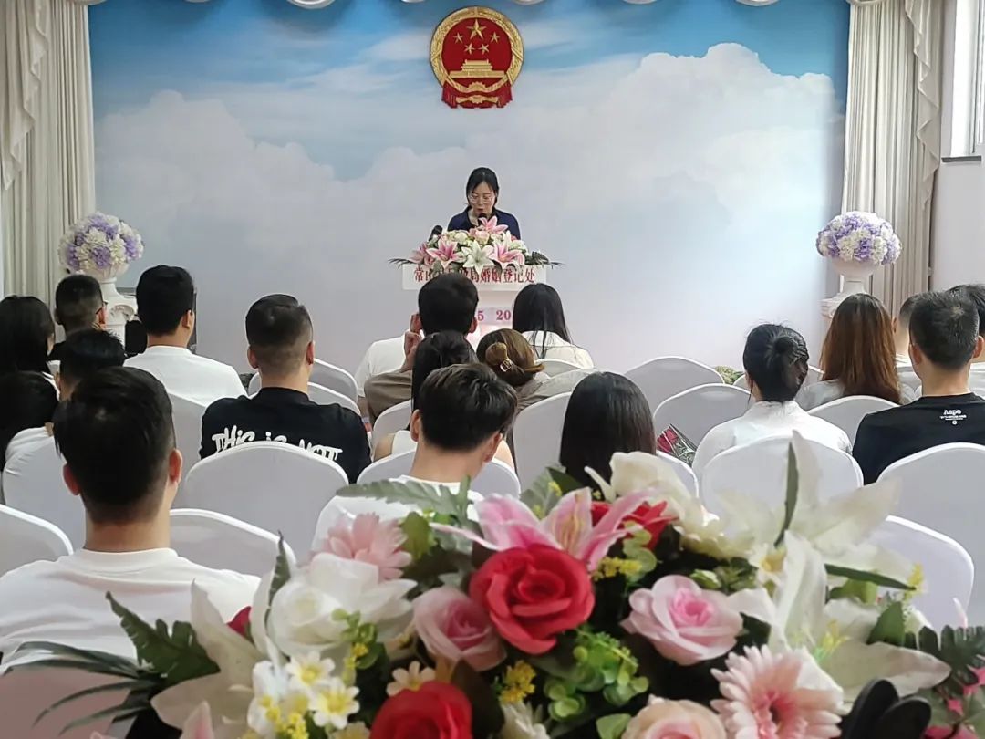 2024宣读倡议书2县民政局党组成员李明道为新人们送上了甜蜜的结婚