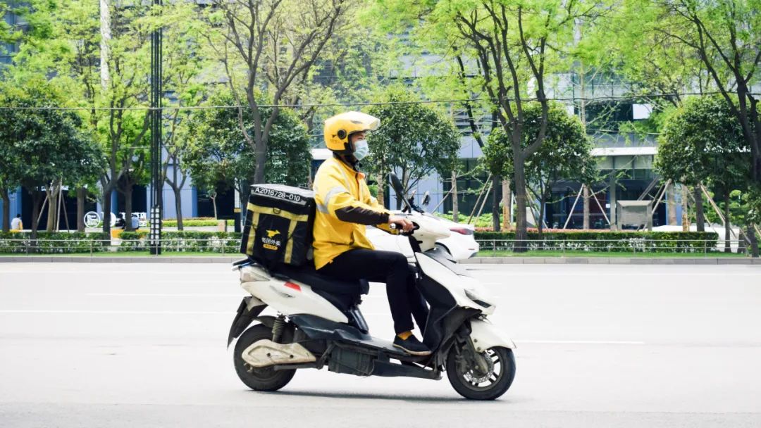 2022年4月,外卖骑手小陈驾驶电动自行车送餐,途中因操作不当与小何