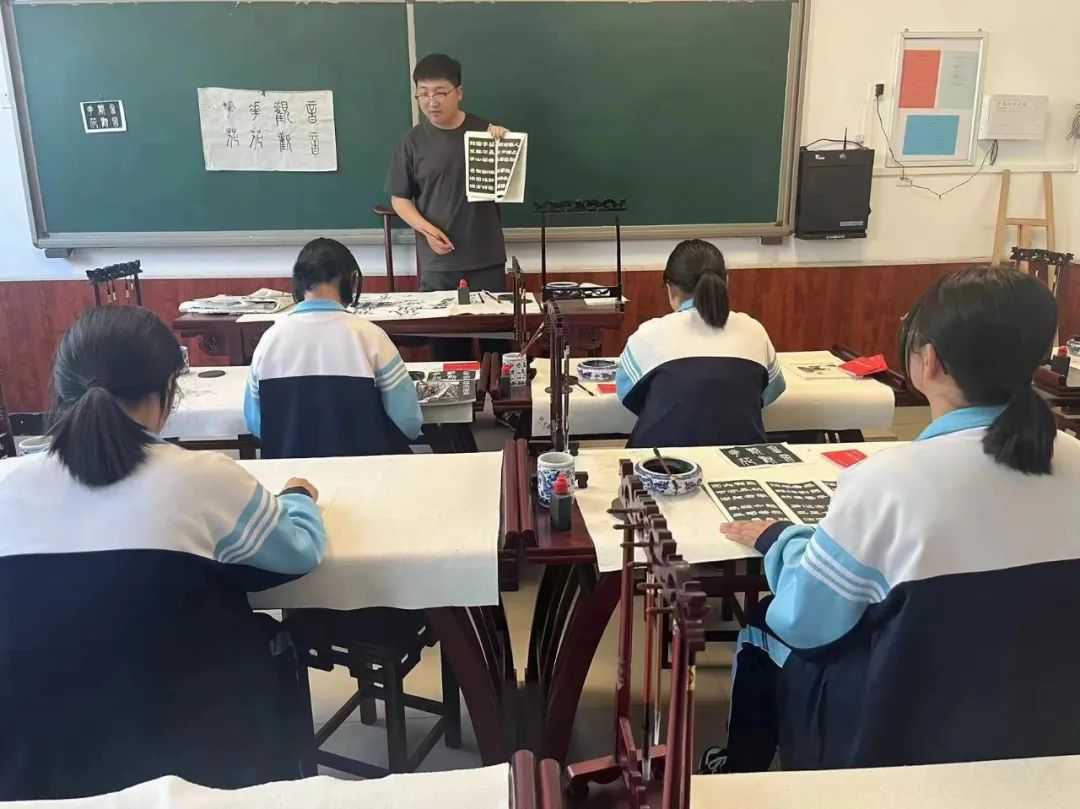三初级中学的学生在临摹祥隶体《三字经》据乐亭县教育局有关负责同志
