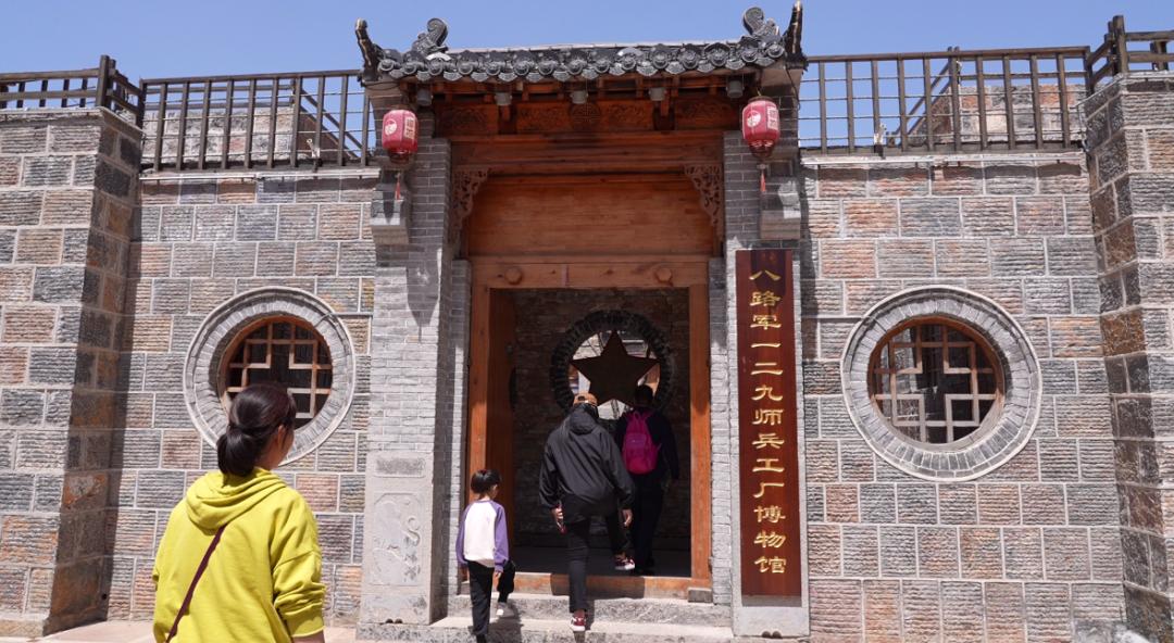 旅游景点里磁县的红02红色在绿树成荫的道路里磁县的绿在炊烟袅袅的