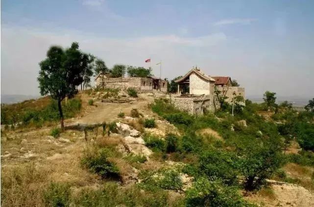 旅游景点里磁县的红02红色在绿树成荫的道路里磁县的绿在炊烟袅袅的