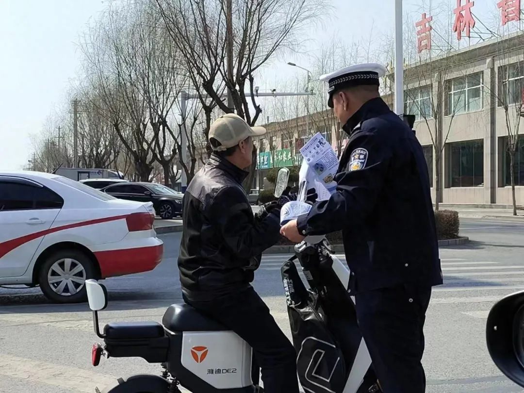 多提醒,勤警示,全省交警持续开展"一盔一带"安全守护行动 | 主题活动