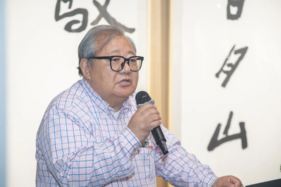 第十一届全国人大常委,教科文委员会副主任,中国作家协会原党组书记