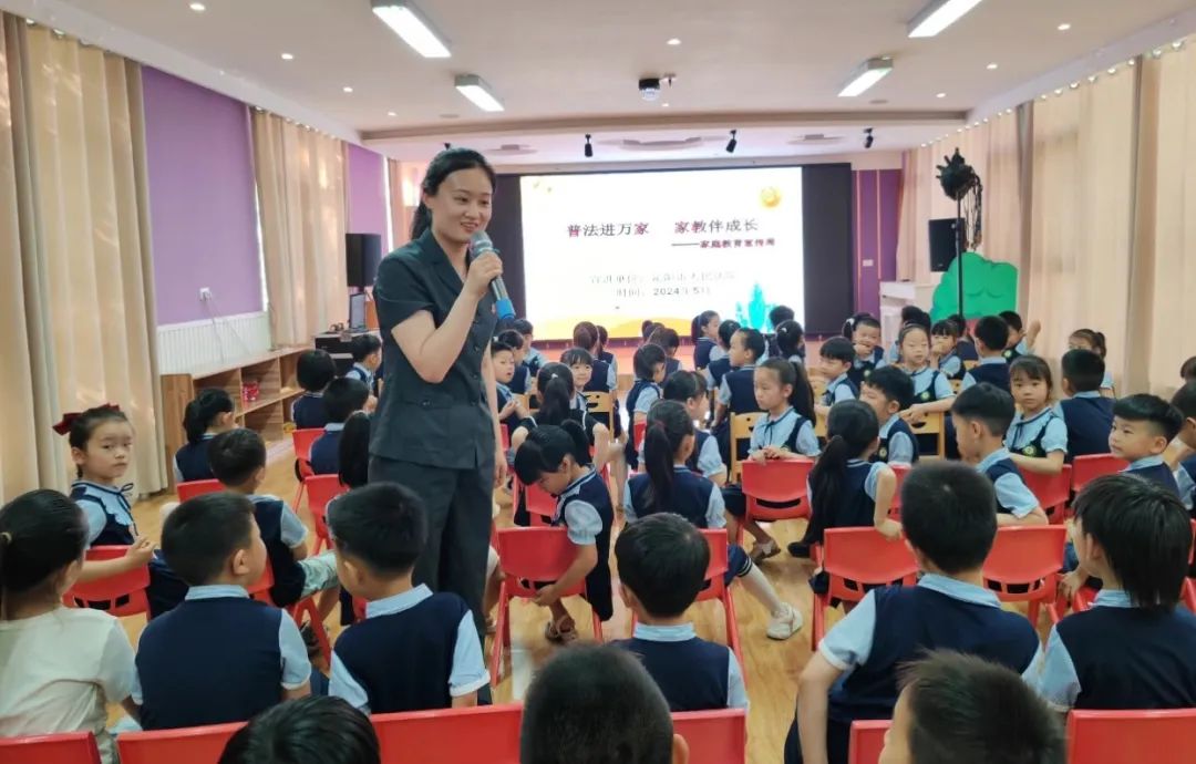 沁阳市法院近日,焦作中院家事审判庭走进中国人民解放军某旅,法官结合