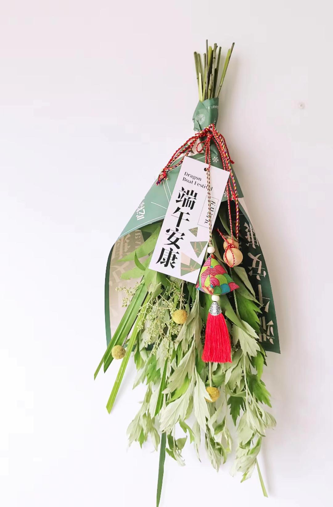 清明插柳,端午插艾,在门上倒挂艾草是端午节的传统习俗之一