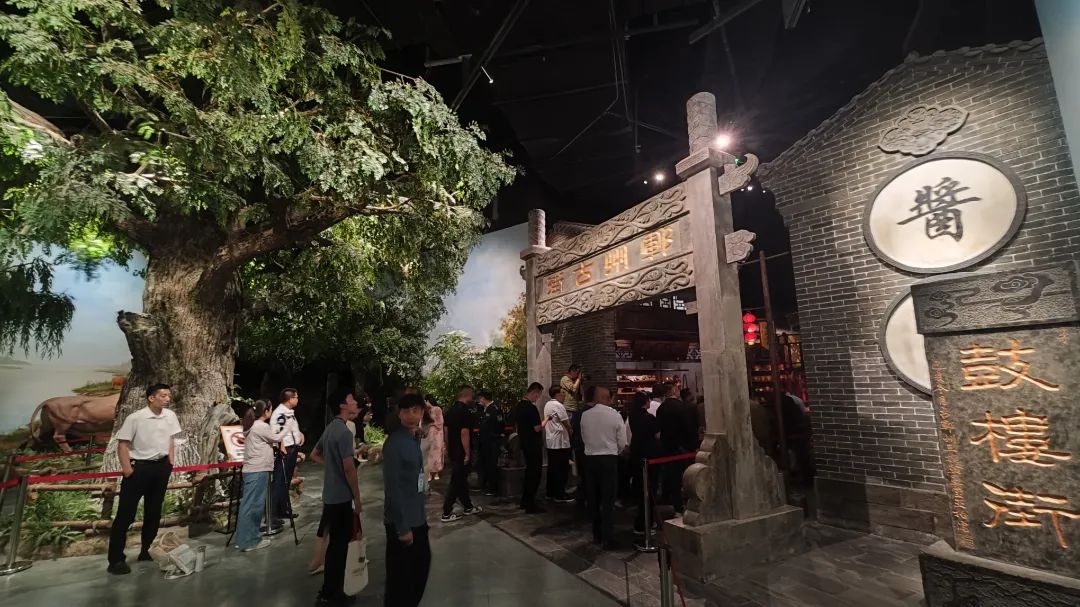 刘墉的字,纪晓岚的砚台,清代的玛瑙烟壶,明代的玉簪.