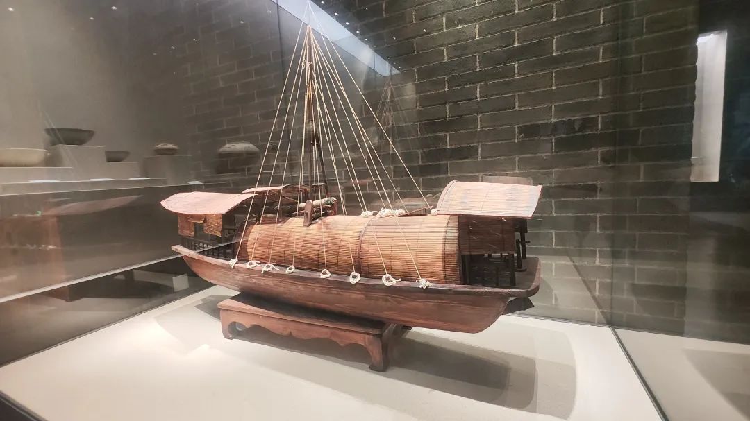 刘墉的字,纪晓岚的砚台,清代的玛瑙烟壶,明代的玉簪.