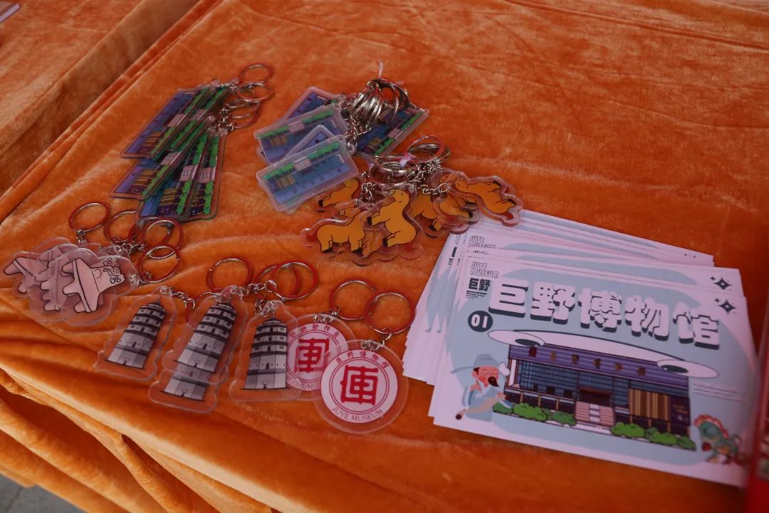 刘墉的字,纪晓岚的砚台,清代的玛瑙烟壶,明代的玉簪.