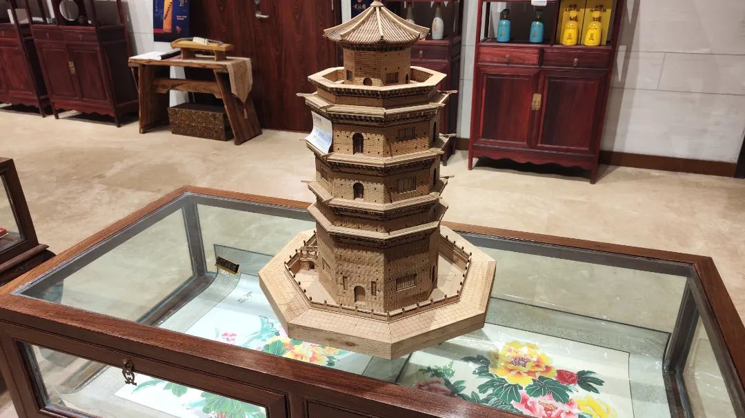 刘墉的字,纪晓岚的砚台,清代的玛瑙烟壶,明代的玉簪.