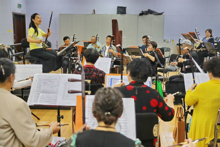 二胡指导教师张珽带领30余名热爱民乐的中老年琴友,在2024年市群众