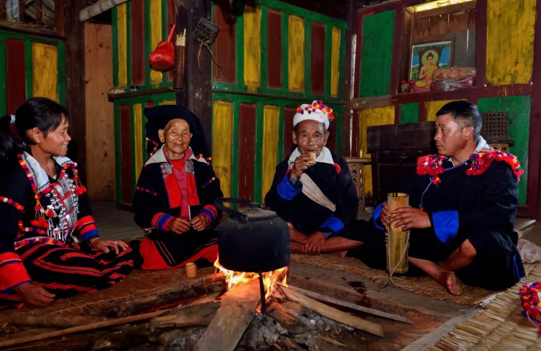 感受德昂族酸茶文化的魅力一边体验煮茶乐趣一边听传承人介绍茶礼习俗