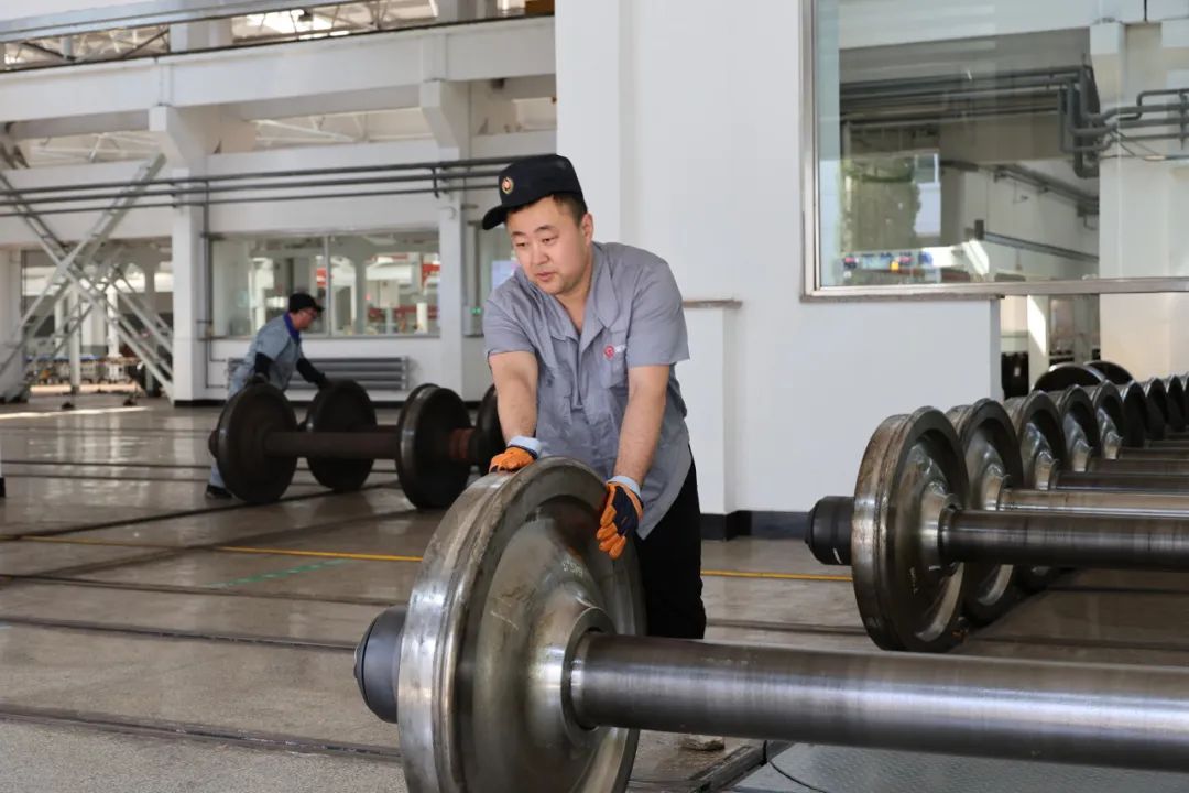 我是湖东车辆段轮轴装修工李健,这就是我的最佳工作拍档轮对agv运输