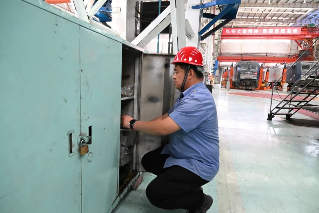 我是湖东电力机务段机车钳工张缙坤,这就是我的最佳助手——"无人化