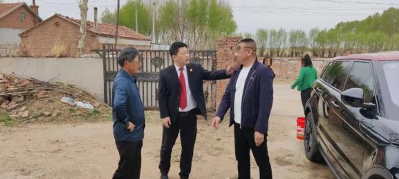 然而,两人于2009年通过梨树县人民法院判决离婚,离婚后土地一直由邢某