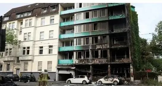 起火杜塞尔多夫一栋六层大楼底层的售货亭当天其中两人伤势严重至少16