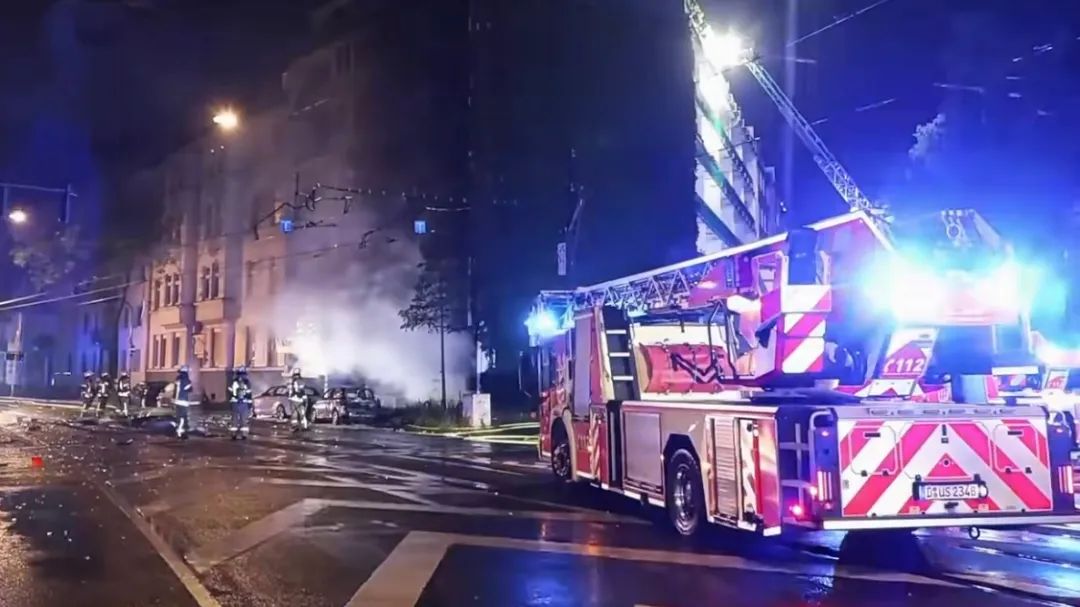 该国一公寓楼爆炸起火!