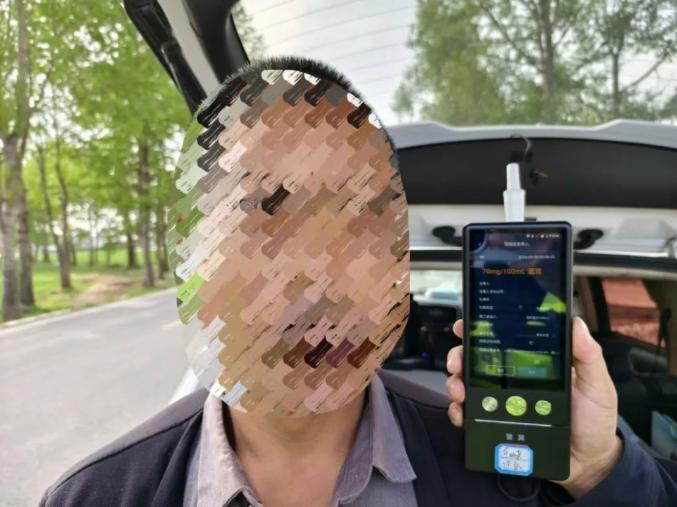 沿大通县城青公路自北向南行驶至柳树庄村路段处时,被大通县公安局