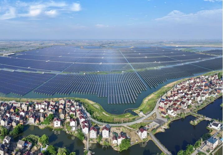 近年来,当涂县大力发展渔光互补太阳能光伏发电新能源产业,促进了当地