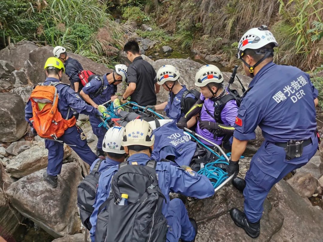 经过沟通,驴友坚持自行前往医院治疗,救援队员交代了安全事项后收队.