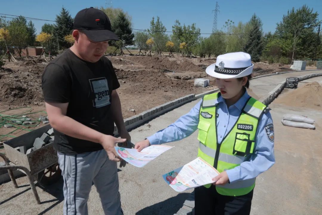 法润平安 文明相伴 | 镇赉交巡警普法送安全 以"荧光绿"守护"城市美容