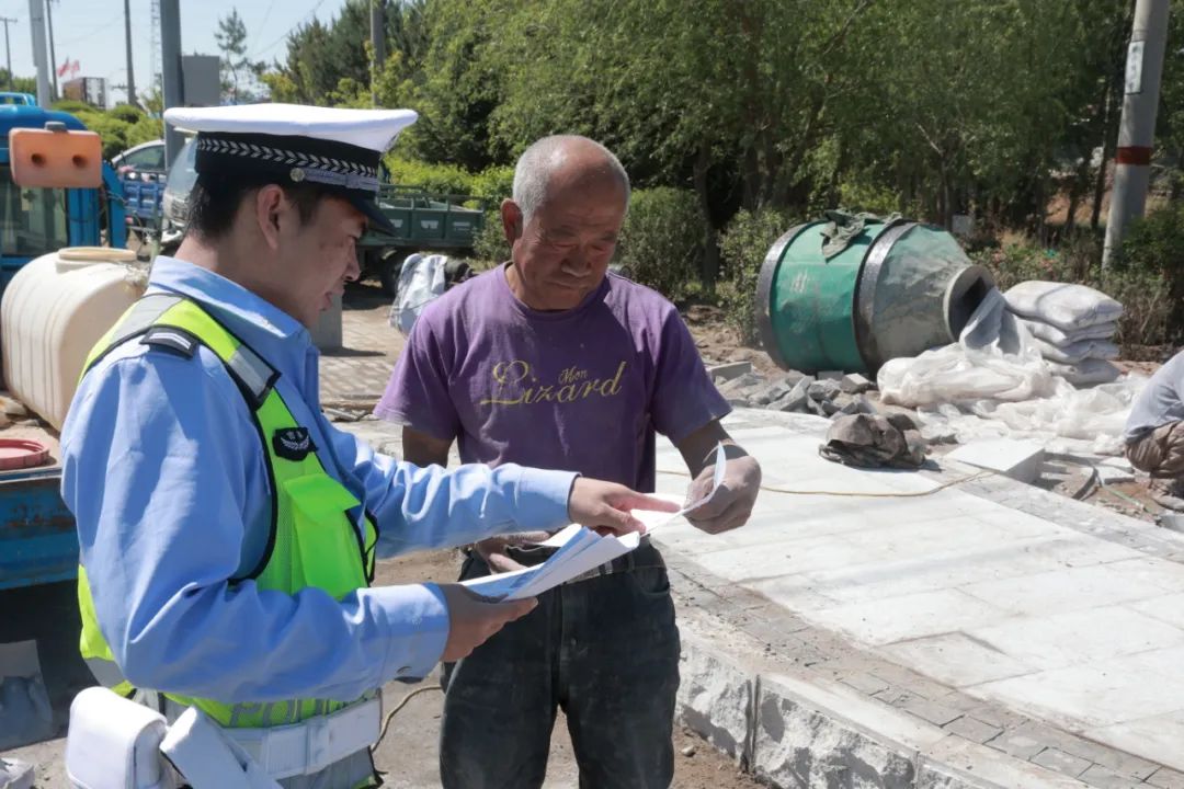 法润平安 文明相伴 | 镇赉交巡警普法送安全 以"荧光绿"守护"城市美容