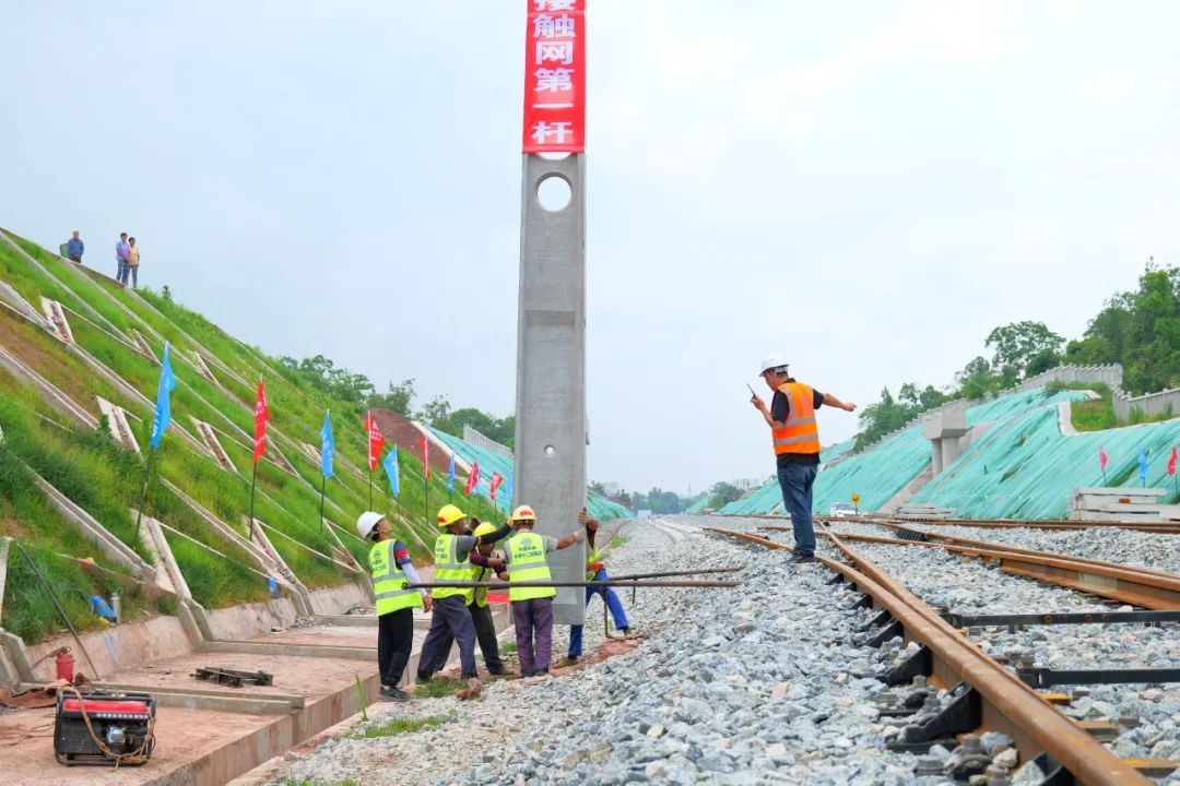 隆黄铁路隆叙段扩能改造工程北起成渝铁路隆昌站,跨沱江,越长江,南至