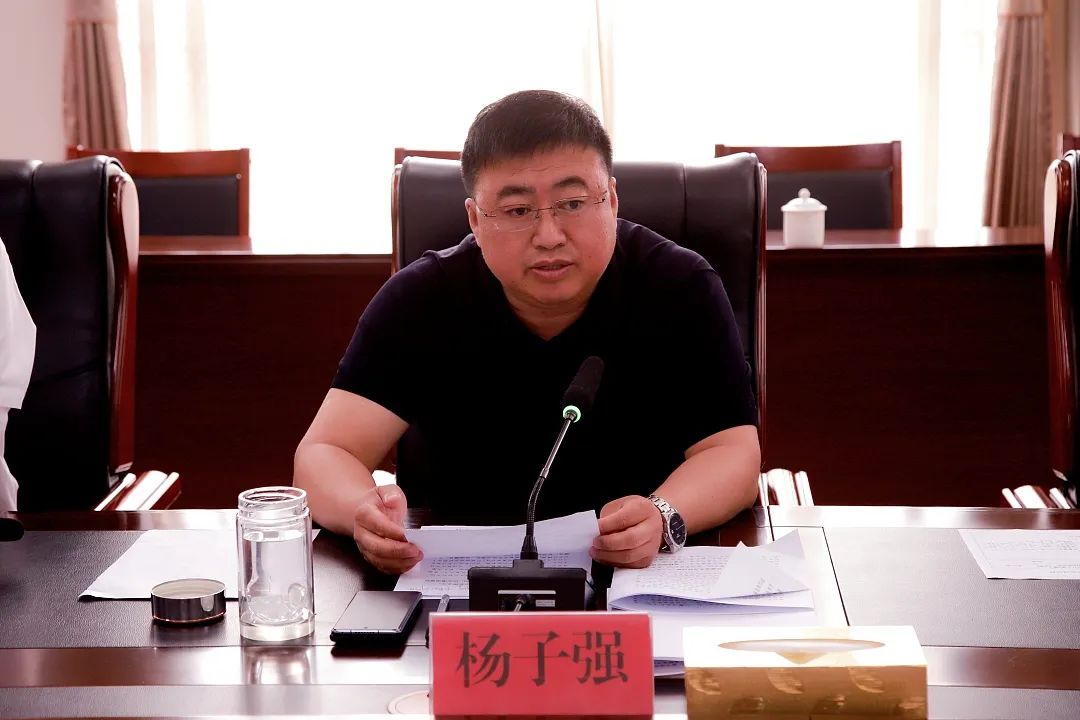 旗领导张大鹏,索明雨,于凌浩,单华齐,潘鹏飞出席会议.