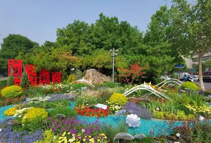 地面衬以浅蓝色玻璃砾石代表喷涌的泉水,种植布局以花岛花境为主,以