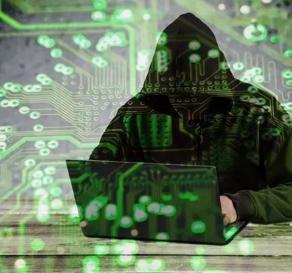 龙小安讲安全 | 男子上演现实版"黑客帝国",远程操控电脑硬盘!