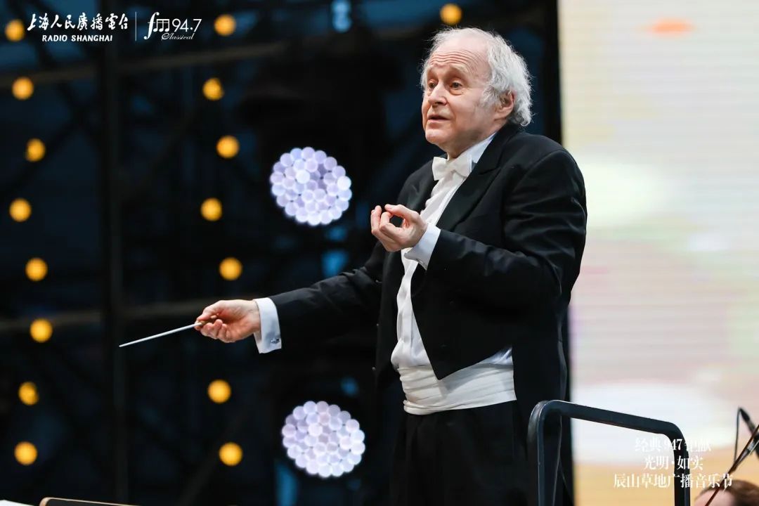 当晚,小提琴家朱利安·拉赫林演奏的《爱的喜悦》《爱的忧伤》《美丽