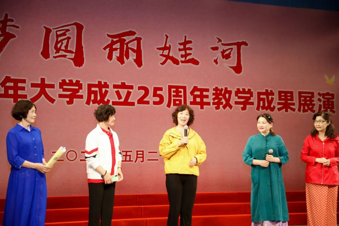 《夕阳圆梦》《上海谣》《人间西湖》太极拳班的《太极拳表演》展现了