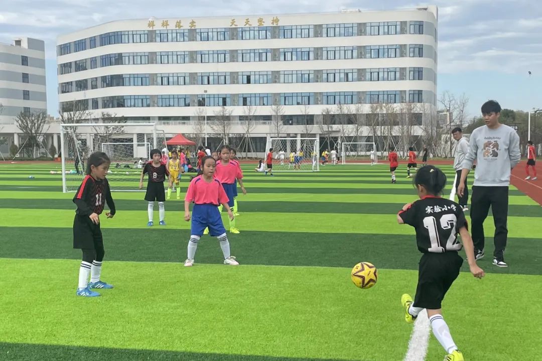 兰溪市实验小学坚持"智力与非智力协调发展之亮点教育"的特色教育理念
