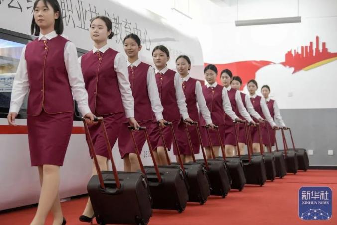 5月17日,在承德县综合职业技术教育中心,高铁乘务班学生在进行礼仪