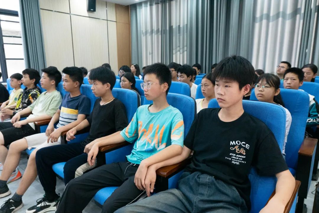 2020年两人因感情不和协议离婚,离婚时约定婚生子小新归李勇抚养,冯艳