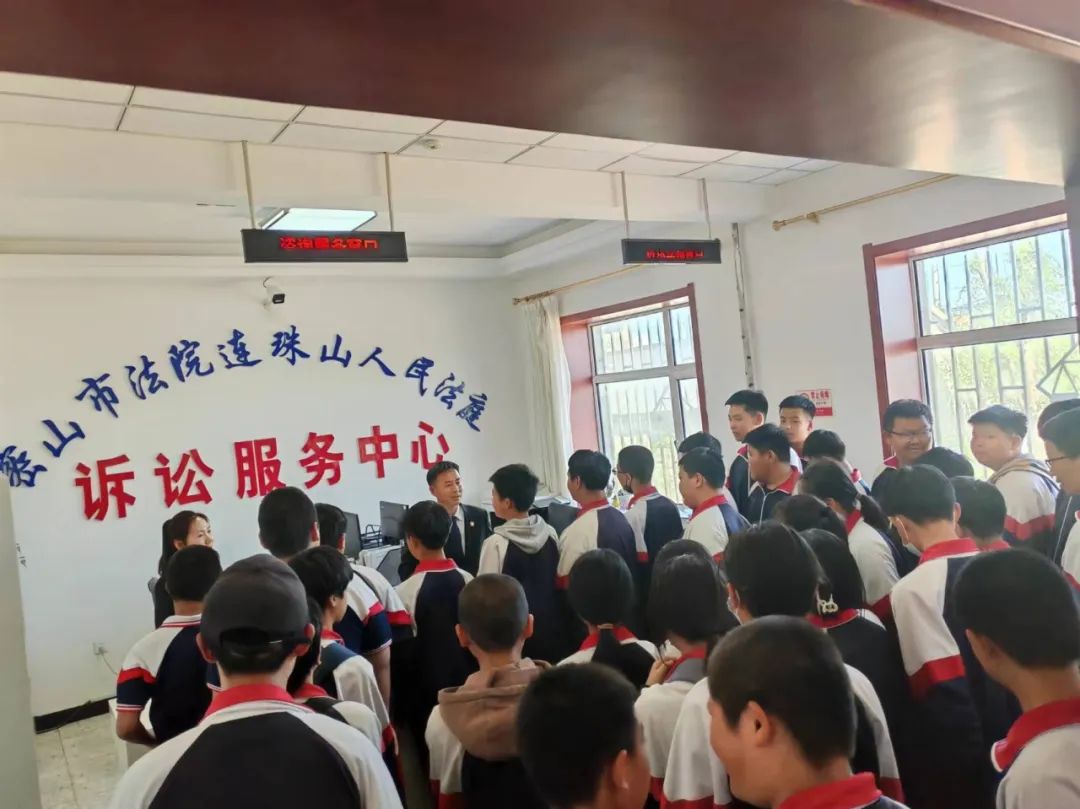 近日,密山法院连珠山法庭举办开放日活动,邀请密山市第五中学七年级
