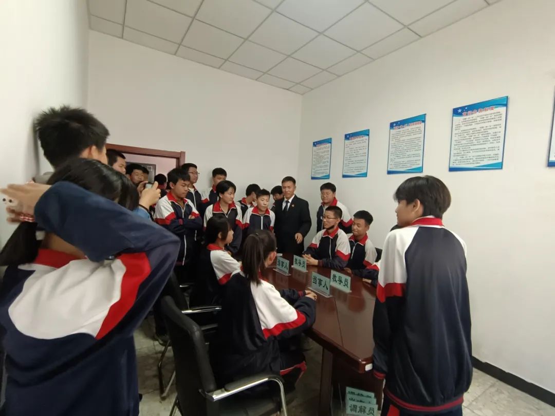 近日,密山法院连珠山法庭举办开放日活动,邀请密山市第五中学七年级