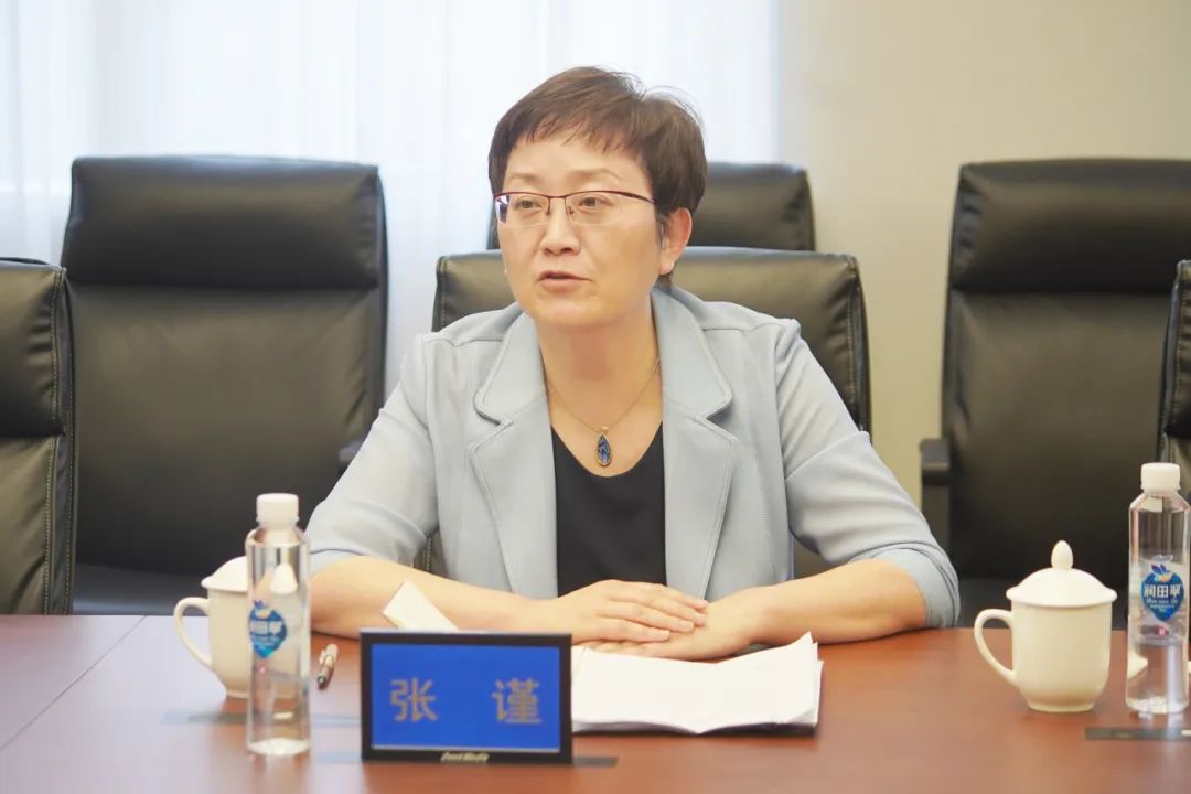 会上,胡志清简要介绍了园区法院近年来有关建设工程案件的审理情况.