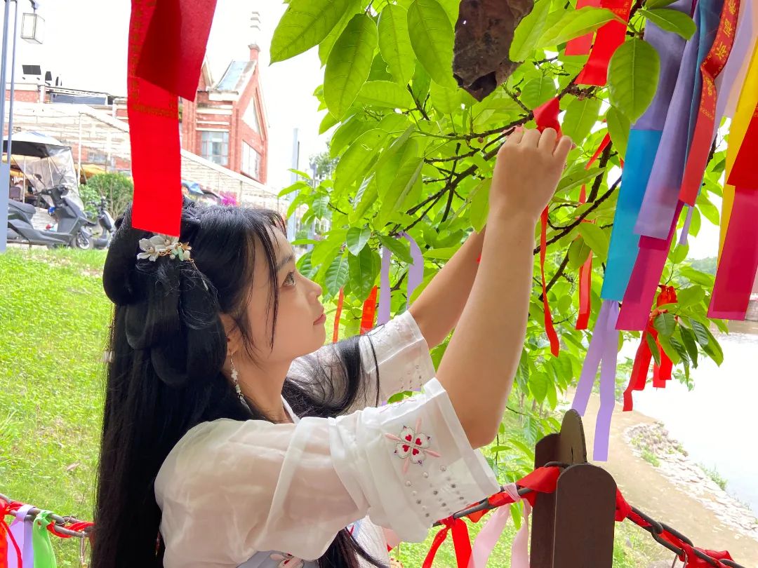 街道渔唱社区开展"红绳系扇传爱意·同心锁扣定情深"520古风主题活动